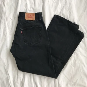  - Vintage Levi 501, de är små i midjan då jag vanligtvis är en 31 och de är liiiite små på mig, frakt tillkommer 🍒