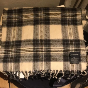  - Rutig halsduk från GANT. Medellång. Tyvärr börjar lappen med loggan lossna, men kan dras av eller sys fast efter tycke. 