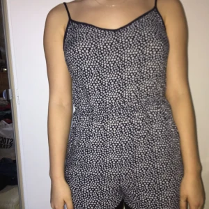  - Småblommig byxdress från H&M i strl 34. Fin ringning och snörning bak. 