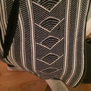  - House of Dagmar, stickad merinoullströja. Superskön. Trekvartsärm. Tröjan slutar strax nedanför rumpan. Är vanligvis en small, men passar mig perfekt. Dragkedja. Köparen står för frakten. Ett lagat hål fram, se bild