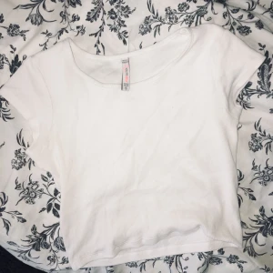  - Vit croptop. Väldigt sparsamt använd. Köparen betalar frakten.