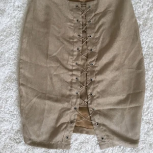  - Kjol från Nakd men snörning i fram. Har en liten dragkedja på sidan för att lättare komma i den. Frakt 36kr!