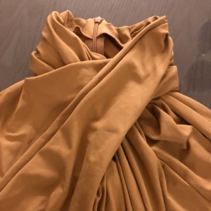  - Jätte fin brun body från H&M, endast provad helt ny. Pris 75kr ✨