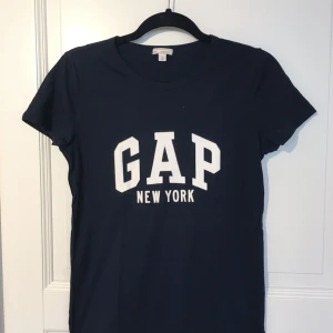  - Mörkblå t-shirt från GAP. Använd fåtal gånger och därför i bra skick. Nypris 350. Frakt tillkommer! 
