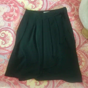  - Svart kjol i storlek 34. Köparen står för frakten. 