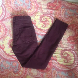  - Stretchiga vinröda byxor i storlek 36. Köparen står för frakten. 