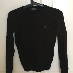  - Svart kabelstickad tröja från Ralph lauren i stl xs. Använd ett fåtal gånger, fint skick