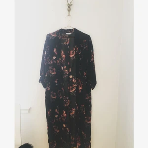  - Snygg "kaftan" från ONLY med rosprint