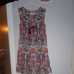  - Somrig Odd Molly-klänning säljes! Har några år på nacken men är i fint skick. Den är i strl 0 vilket motsvarar XS/S. Tar swish!