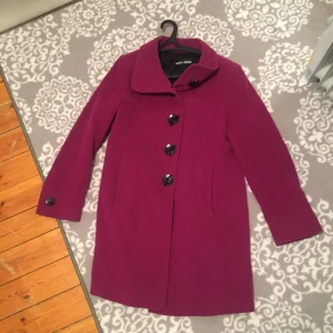  - En super fin och söt kappa från Gerry Weber som bara använts en gång! Otroligt fint och classy märke!