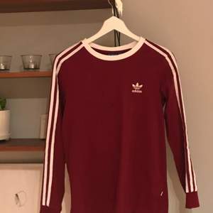 Långärmad vinröd tröja från adidas. Köpt i Köpenhamn i somras. Älskar verkligen den hör tröjan och den är super skön och snygg, men den används ej så flitigt så tyckte det var dag att den fick ett nytt hem. Möts upp i Gbg.