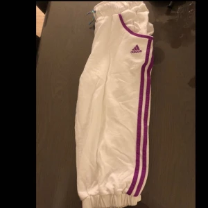  - Äkta vita adidas träningsbyxor i trekvartslängd. Knappt använda. Pris 75kr