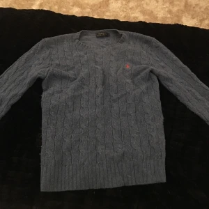  - Säljer min Ralph lauren stickade tröja i färgen blå😃  Jättefin men har inte plats i garderoben längre😊 Nypris : 1200 