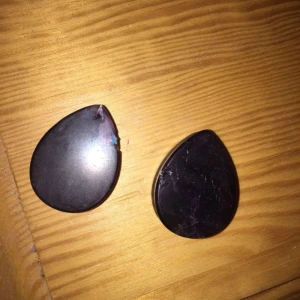  - Fina teardrop töjningar i kristall. De har lite skador men fungerar & ser fortfarande fina ut.  Säg till om du vill ha mer bilder på hur skadorna ser ut.