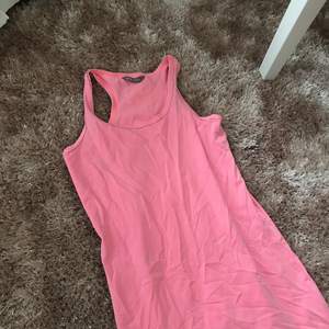 Ett rosa linne köpt för jättelänge sen som jag aldrig använt. Den är i storleken 170 men skulle tro att den passar S/M. 