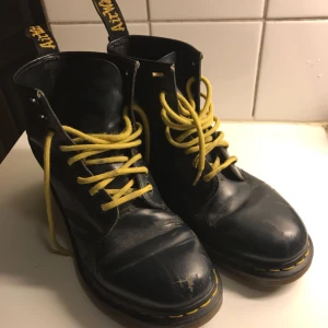  - Dr. Martens kängor i super snyggt slitet second hand skick, färgen är djupt blå nära svart med gula snören. Hämtas i Uppsala eller kan skickas spårbart för 58 sek