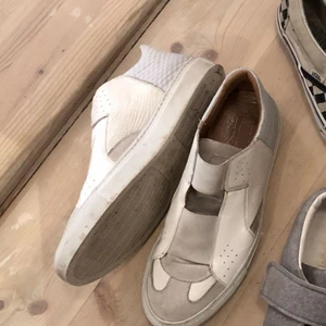  - Säljer mina superfina Maison Martin margiela MM6 skor pga ingen användning. Så fint skick och unik modell. Köpta för 2000:-. I mocka och skinn.