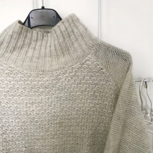  - Stickad ljusgrå polotröja i mohairmix, passar storlek S/M/L beroende på vilken passform man gillar! (Legat oanvänd i garderoben lite för länge med tanke på vikvecken)