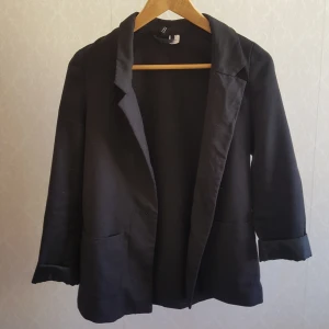  - Kavaj i svart Frakt: 36kr