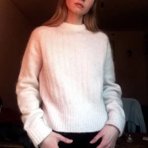  - Crèmefärgad tröja, använd lite då och då Säljer så att någon annan kan uppskatta den mer än vad jag gör :)  