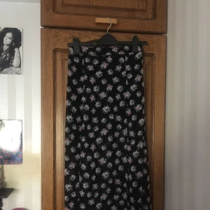  - Maxikjol från H&M storlek 34. Köparen står för frakten. 