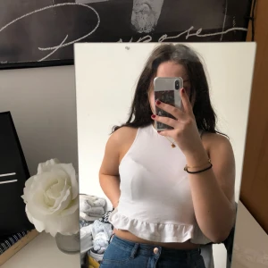  - Jätte fin volang tröja från h&m, säljes då den aldrig används längre 💗 Frakt tillkommer 