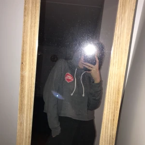  - väldigt skön grå magtröja/huvtröja i storleken L o står ALWAYS FLAWLESS på och man kan ha i alla storleker om man vill ha det lite oversized