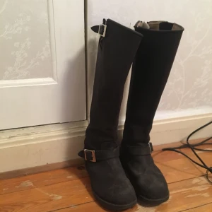  - Svarta johnny bulls i storlek 37 (kommer renas före köp). Väldigt stiliga och snygga, köptes för 1600. Priset går att diskutera