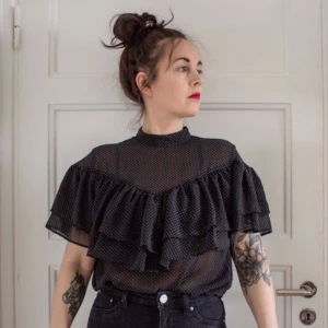  - Finfin småprickig top från Monki. Sitter dom ett smäck.   Frakt i antingen postens lilla blå påse, eller spårbart för 58kr tillkommer