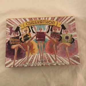 - Endast swatchat någon av de. Benefit Cheekathon är en palett med Benefits poouläraste puder i fullsize, allt från kalla Hoola för contour till tre blush och en highlighter. Cheekathon säljs inte i Sverige och denna är alltså extremt sällsynt på svenska marknaden. Jag säljer den då den är för ljus för mig. Köpt i USA för 48$. Sammanlagda värdet på var och en pan för sig är ca 1200kr. Först till kvarn