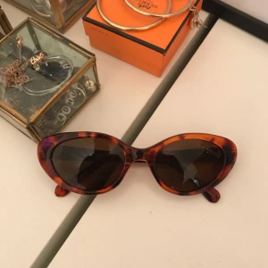  - Solglasögon, aldrig använda. Möts upp i Sthlm eller skickar mot fraktkostnad.