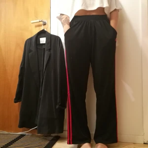  - Second hand  Adidas Utsvängda i benen  På baksidan av vaderna finns dragkedjor 