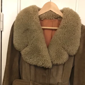  - Mocka-jacka köpt på Beyond Retro för ca 3 år sedan.  Strl. S/M (finns tyvärr ingen lapp kvar tyvärr)  Köparen betalar eventuell frakt  Hör av er vid frågor! /Lovisa 