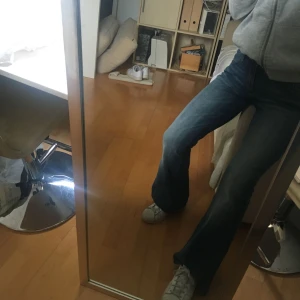  - Ljusa bootcut jeans från Blue Genes. Säljes då de endast blivit använda två gånger pga av för långa. Jag är ca 160 lång, byxorna är en W27 i midjan, passar 26, och ca 98cm i längden (mätte med måttband) 💗