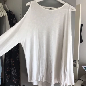  - Tröja med hål vid axlarna. Införskaffades på Gina tricot för ungefär 2 år sen. Använts max 2 ggr. 
