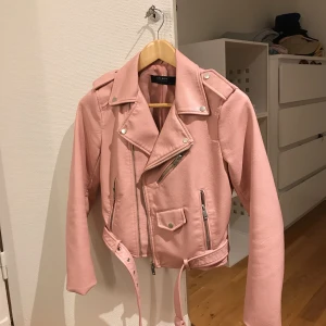  - Skinnjacka från Zara, Super fin skick nästan helt ny! Använd en gång