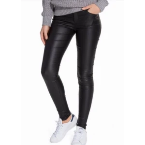  - Säljer dessa supersnygga & populära byxor. Köpta för en vecka sedan för 399kr på Nelly. Säljes pga fel storlek. Är strl 30 i längden. Väldigt stretchiga så passar S/M. 