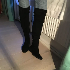  - Ett par fina ”höga” skor i ett mocka imiterat material inköpta från Nelly för mer bilder eller frågor skriv! Kan mötas upp på Södermalm eller frakta (köparen står för frakten) 💘