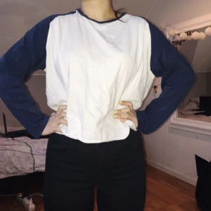  - Fin tröja från Jack & Jones, köpt på herravdelningen. Den är Strl L men jag har klippt den(croptop ish) och den passar mig som är en XS- S . Frakt inkl i priset, som självklart kan diskuteras!