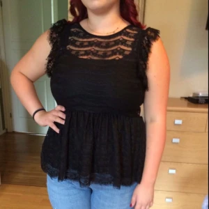  - Svart spetstopp, stretching och nästan oanvänd 