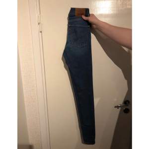 Oanvända superfina Levis Mile High jeans.  Otroligt stretchiga och supersköna! 