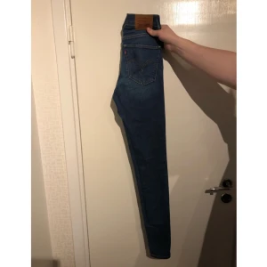  - Oanvända superfina Levis Mile High jeans.  Otroligt stretchiga och supersköna! 
