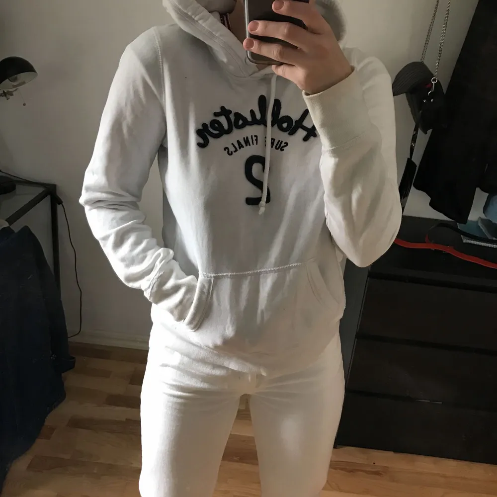 Vit Hollister hoodie i storlek M, jag hat vanliga fall S så den är lite liten i storleken. . Hoodies.