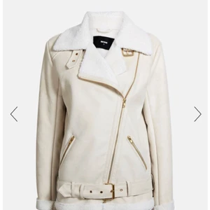 Minnie biker jacket Bikbok höstjacka - Skitsnygg och oanvänd jacka från Bikbok. Modellen är slutsåld i storleken, och upplevs lite stor i storleken.  Kan mötas upp i umeå eller så betalar köparen eventuell frakt! 🌹  