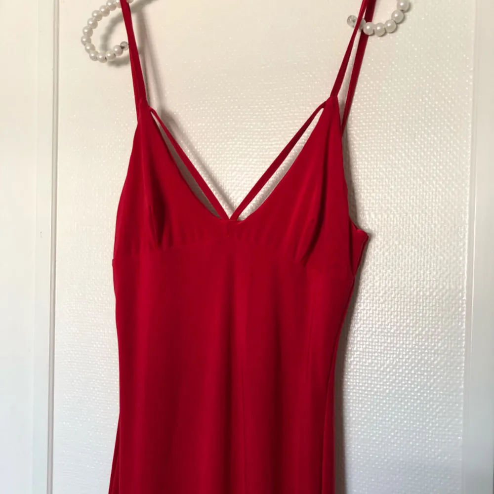 190 kr INKL. frakt! Meeegababeig röd klänning från Rebecca Stella med straps både fram och bak. Omfamnar figuren på ett så snyggt sätt. Enbart provad! Måste tyvärr sälja p.g.a. sparar pengar. Betalning via Swish.. Klänningar.