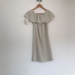  - Beige singoallaklänning från Italien! Aldrig använd och prislapp kvar. Stretchig och skön! 