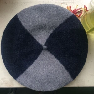  - En snygg tvåfärgad berrett. Lite lösare i storleken. Frakt +20kr