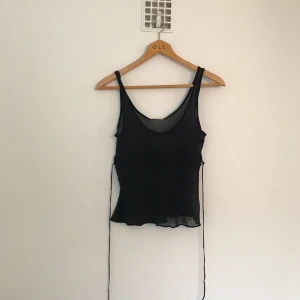  - Transparent svart linne från Noa Noa! Avtagbart knytband i midjan och stretchigt tyg