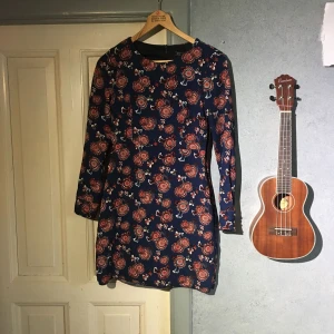  - Superfin klänning från Zara, den har ett litet hål på en söm vid midjan men är inget som syns eller påverkar!  Frakt tillkommer, tar betalt via swish!