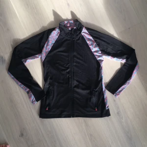  - Träningströja, enbart använd några få tillfällen till och från gymmet
